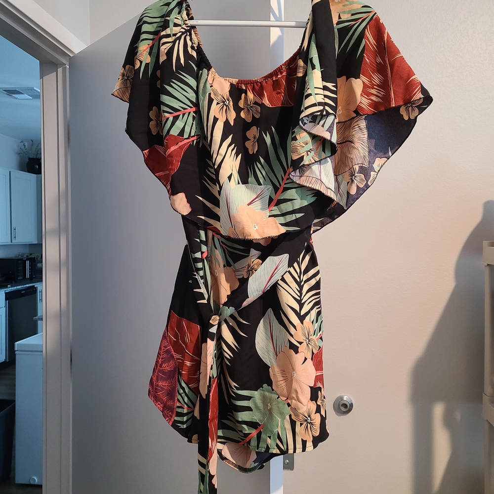 Skue Curve Off-Shoulder Tropical Print Romper - Black Floral + FREE H&M Bag - Picture 2 of 8
